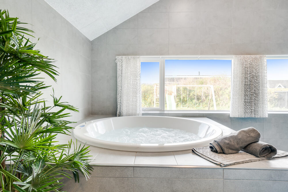 Nyt varmen i boblebadet i luksushus nr. 478 i Vestjylland