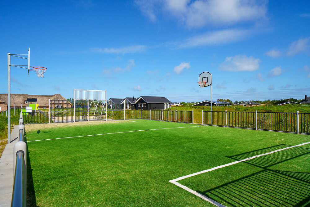 I det attraktive feriehuset nr. 478 i Vestjylland finnes det mengder av utendørsaktiviteter, som leketårn og huskestativ.