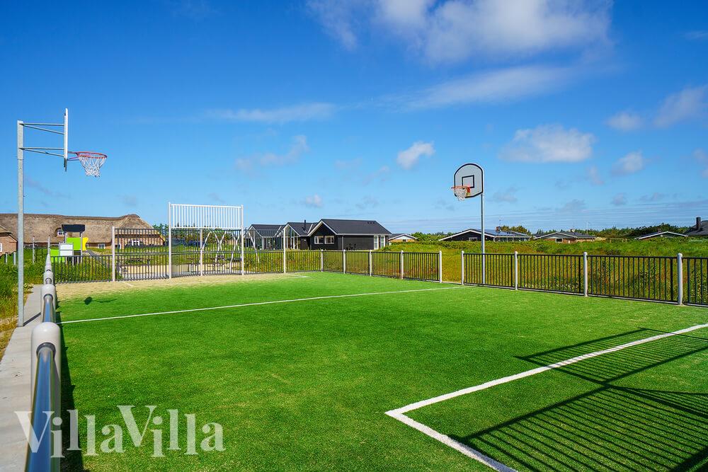 I det attraktive feriehuset nr. 477 i Vestjylland finnes det mengder av utendørsaktiviteter, som leketårn og huskestativ.