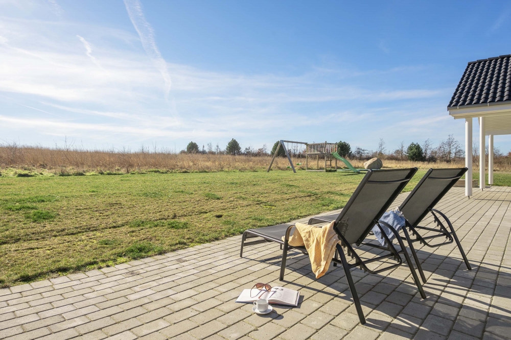 Nyt en grillkveld på terrassen i luksushus nr. 479 i Østjylland