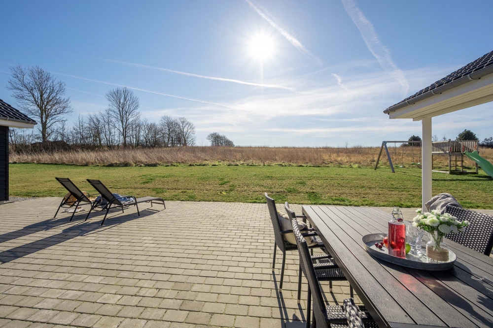 På terrassen i feriehus nr. 479 er det plass til 26 personer.