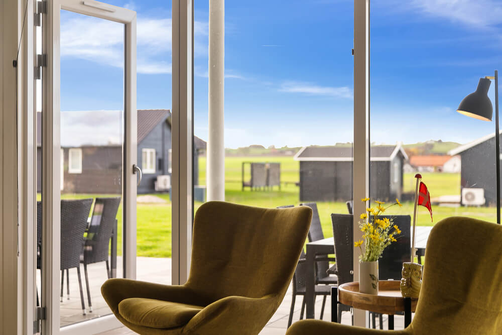 Sofaen i luksushus nr. 489 i Østjylland er perfekt for å hygge seg med et brettspill eller se en film sammen.