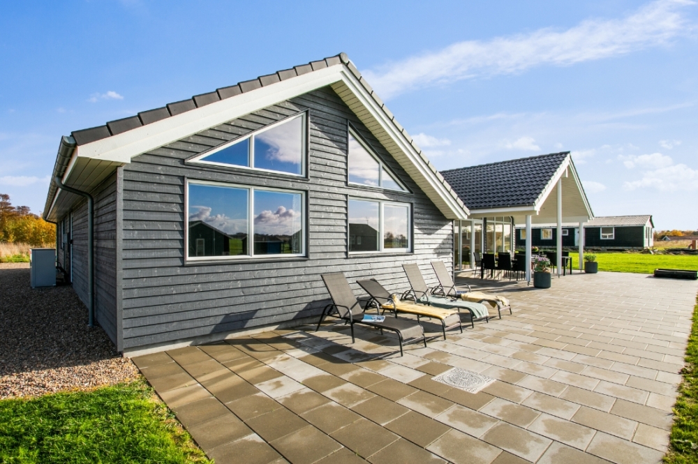 Nyt en grillkveld på terrassen i luksushus nr. 489 i Østjylland