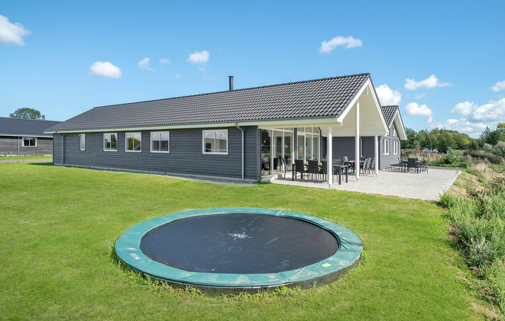 I det attraktive feriehuset nr. 490 i Lolland/Falster/Møn finnes det mengder av utendørsaktiviteter, som leketårn og huskestativ.