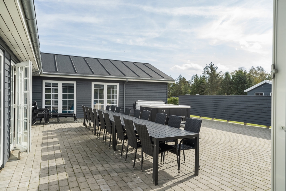 Nyt en grillkveld på terrassen i luksushus nr. 500 i Nordjylland