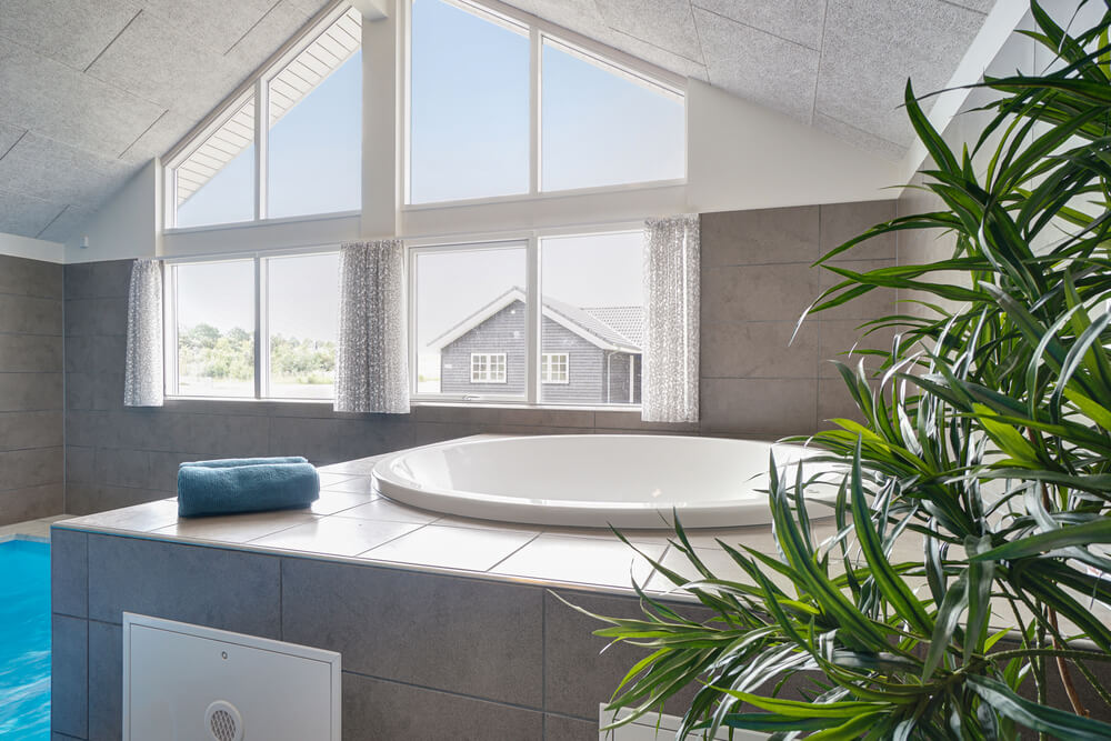 Nyt varmen i boblebadet i luksushus nr. 492 i Østjylland