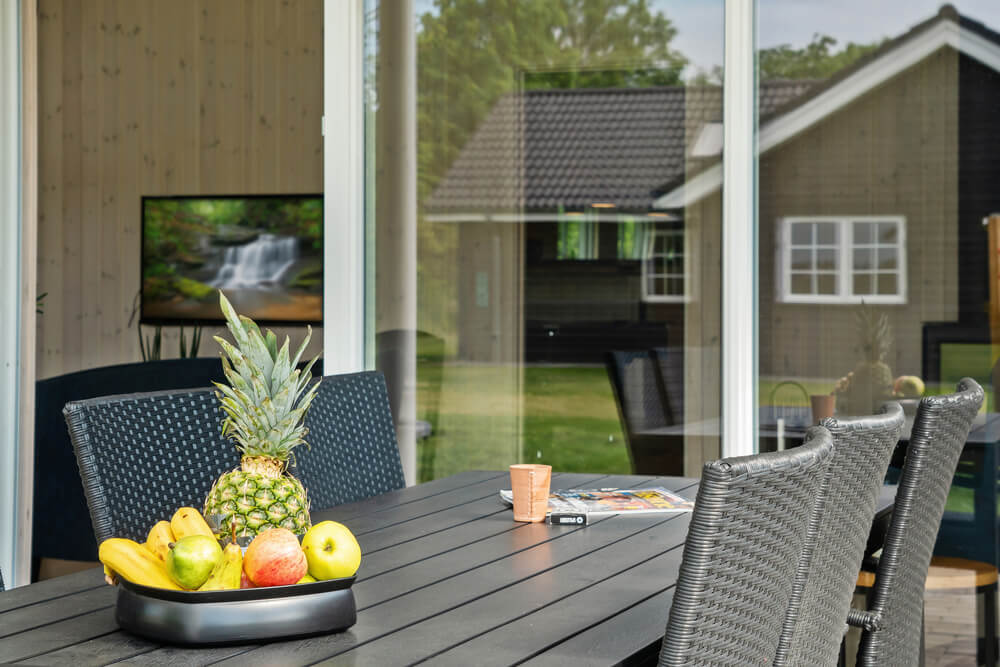 Nyt en grillkveld på terrassen i luksushus nr. 492 i Østjylland
