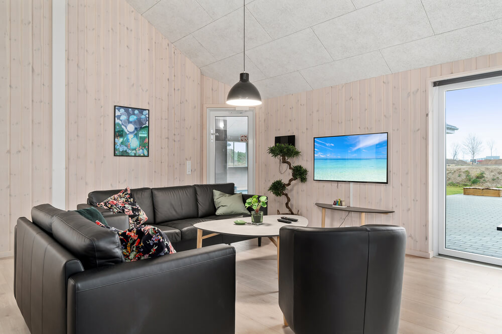 Sofaen i luksushus nr. 730 i Tyskland er perfekt for å hygge seg med et brettspill eller se en film sammen.