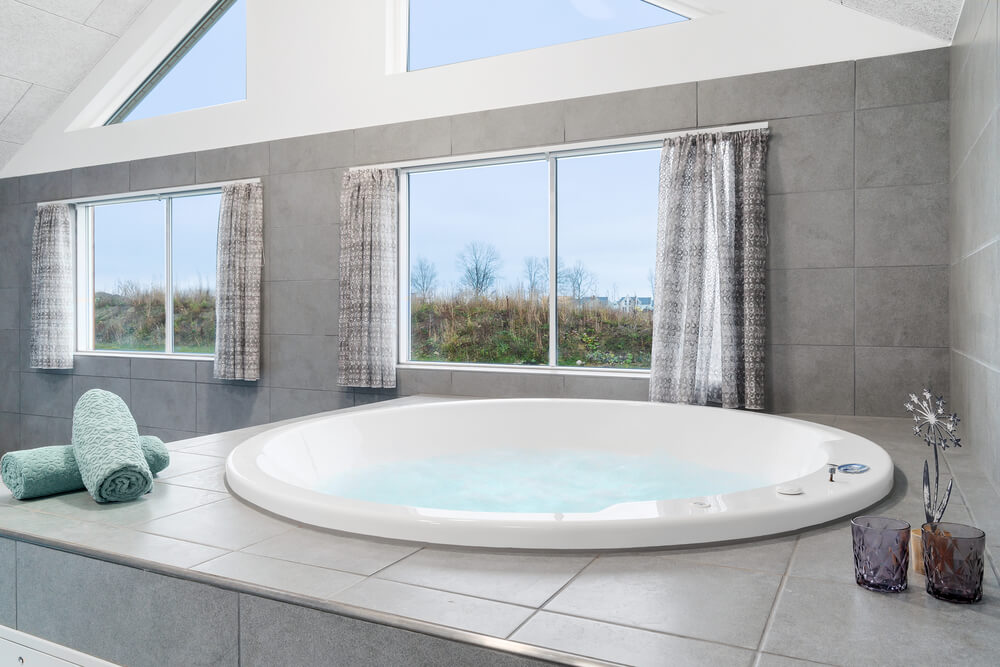 Nyt varmen i boblebadet i luksushus nr. 727 i Tyskland