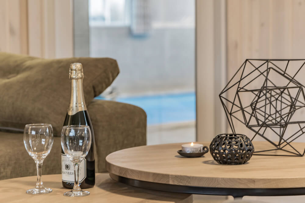 Sofaen i luksushus nr. 727 i Tyskland er perfekt for å hygge seg med et brettspill eller se en film sammen.