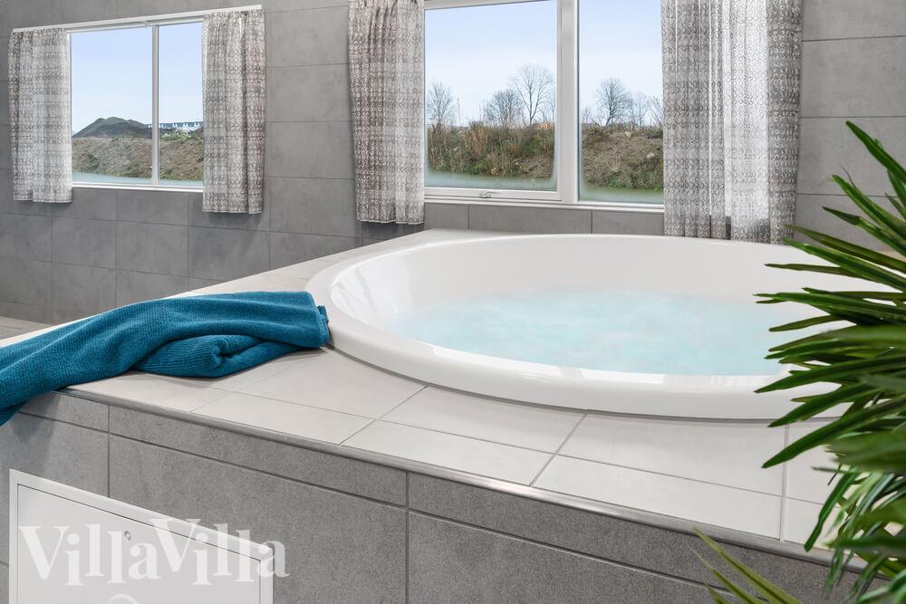 Nyt varmen i boblebadet i luksushus nr. 728 i Tyskland