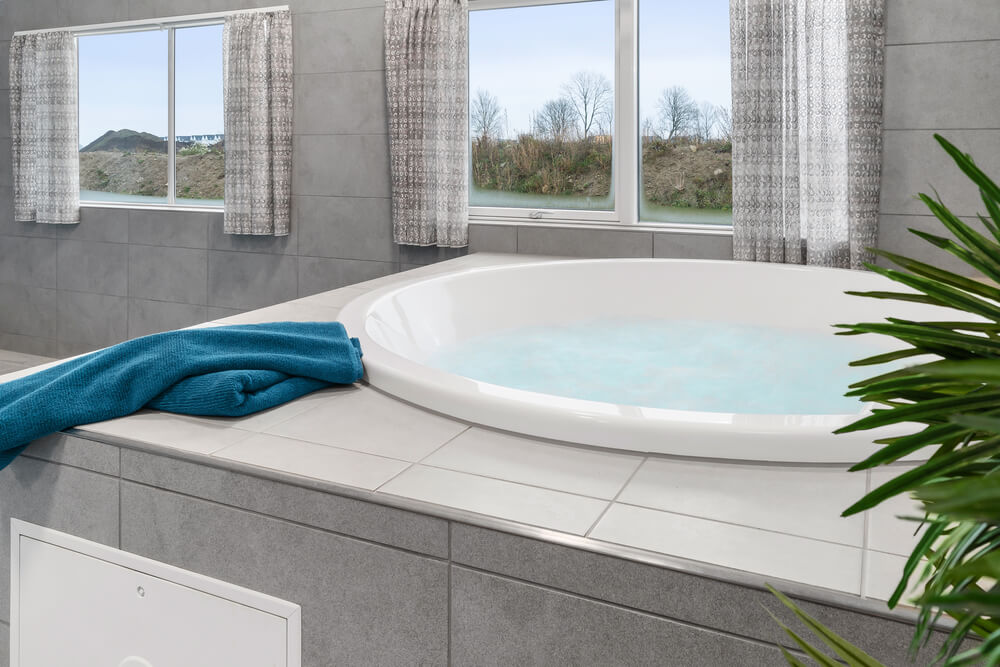 Nyt varmen i boblebadet i luksushus nr. 728 i Tyskland