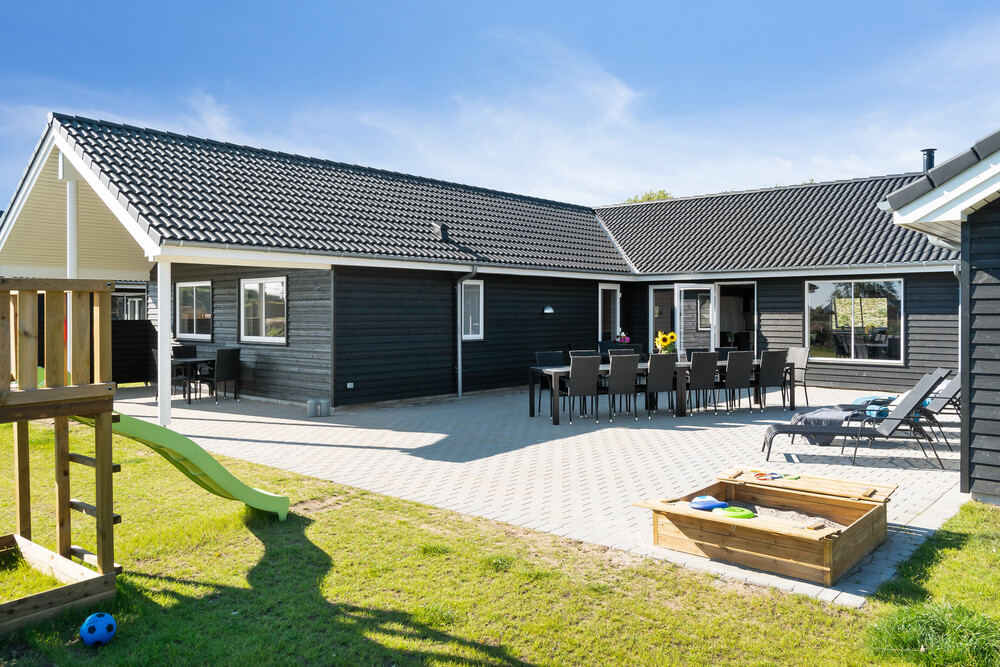 Nyt en grillkveld på terrassen i luksushus nr. 731 i Tyskland