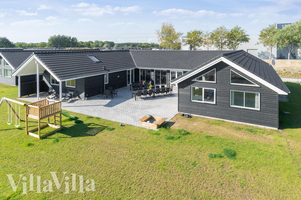 Dette lekre huset med svømmebasseng, nr. 729, med plass til 24 personer, ligger i Tyskland
