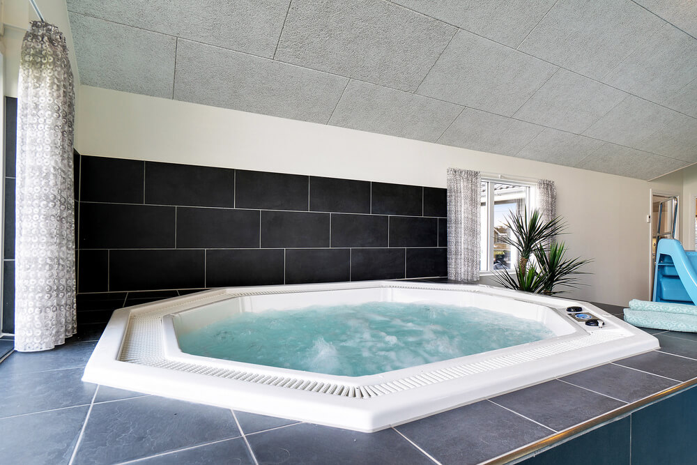 Nyt varmen i boblebadet i luksushus nr. 491 i Sydjylland