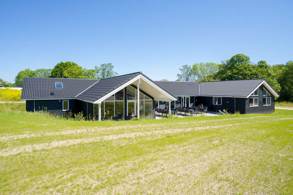 Nyt en grillkveld på terrassen i luksushus nr. 491 i Sydjylland