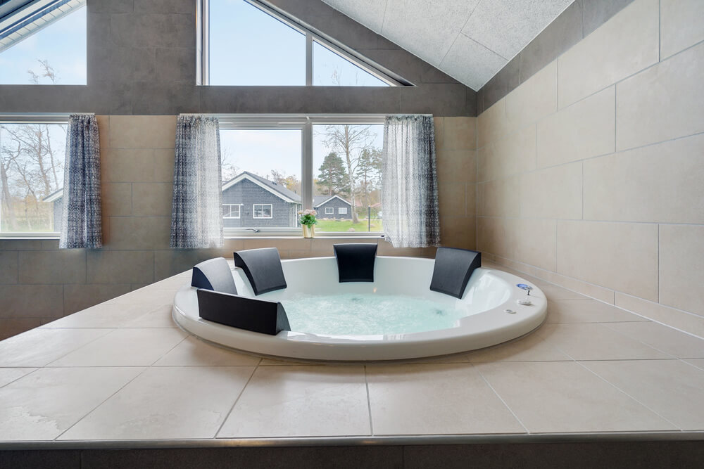 Nyt varmen i boblebadet i luksushus nr. 509 i Lolland/Falster/Møn