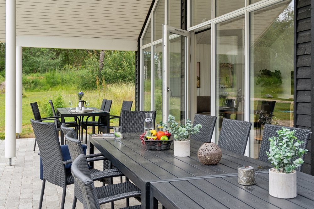 På terrassen i feriehus nr. 509 er det plass til 16 personer.