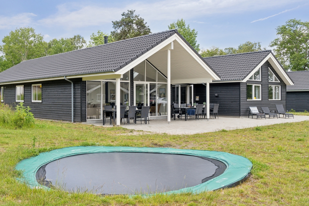 I det attraktive feriehuset nr. 509 i Lolland/Falster/Møn finnes det mengder av utendørsaktiviteter, som leketårn og huskestativ.