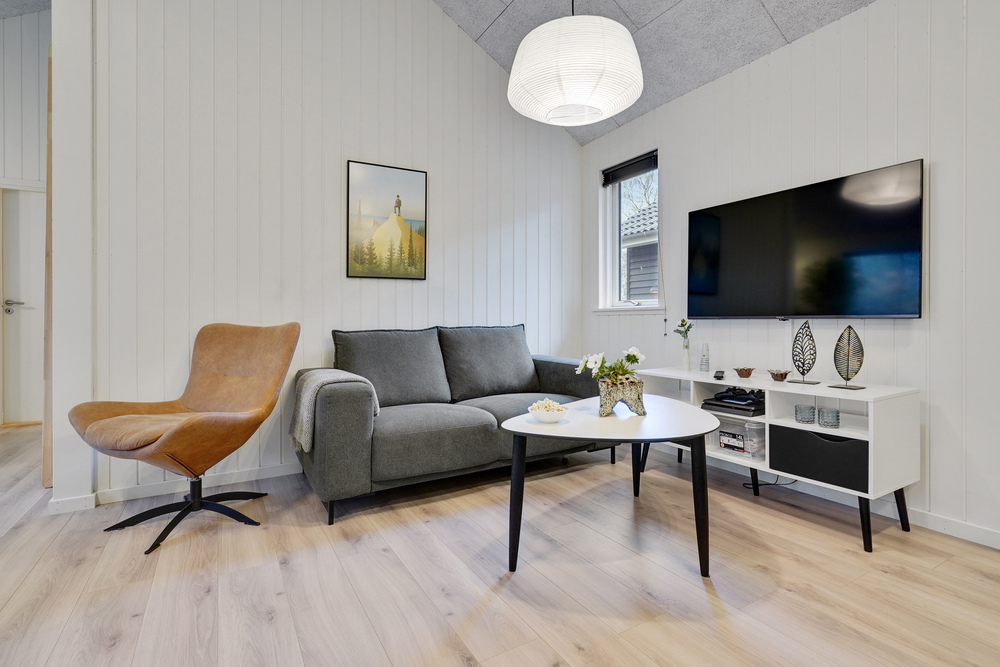 Sofaen i luksushus nr. 517 i Lolland/Falster/Møn er perfekt for å hygge seg med et brettspill eller se en film sammen.