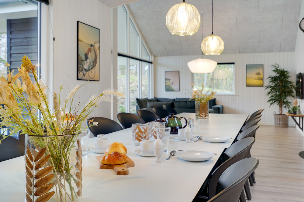 Det er plass til 18 personer i det store lyse oppholdsrommet i luksushus nr. 517.