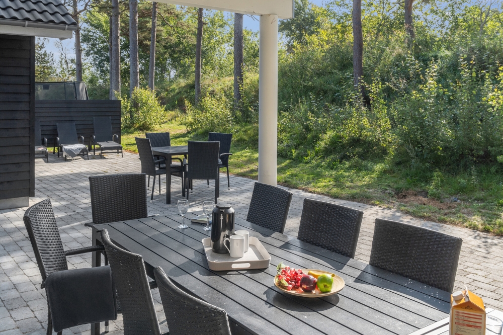 På terrassen i feriehus nr. 517 er det plass til 18 personer.