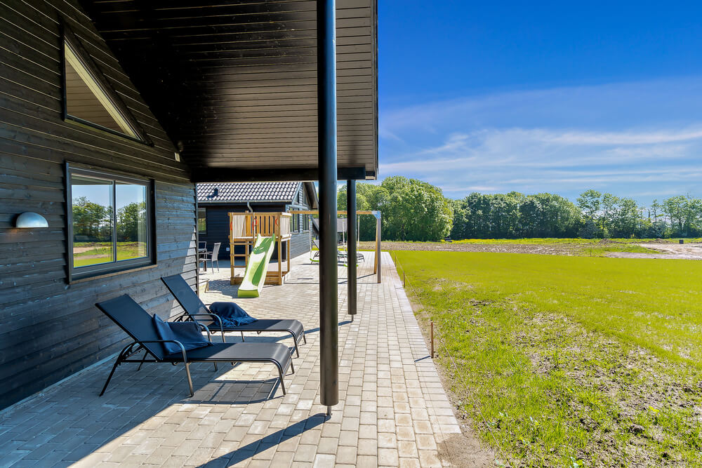 Nyt en grillkveld på terrassen i luksushus nr. 493 i Sydjylland