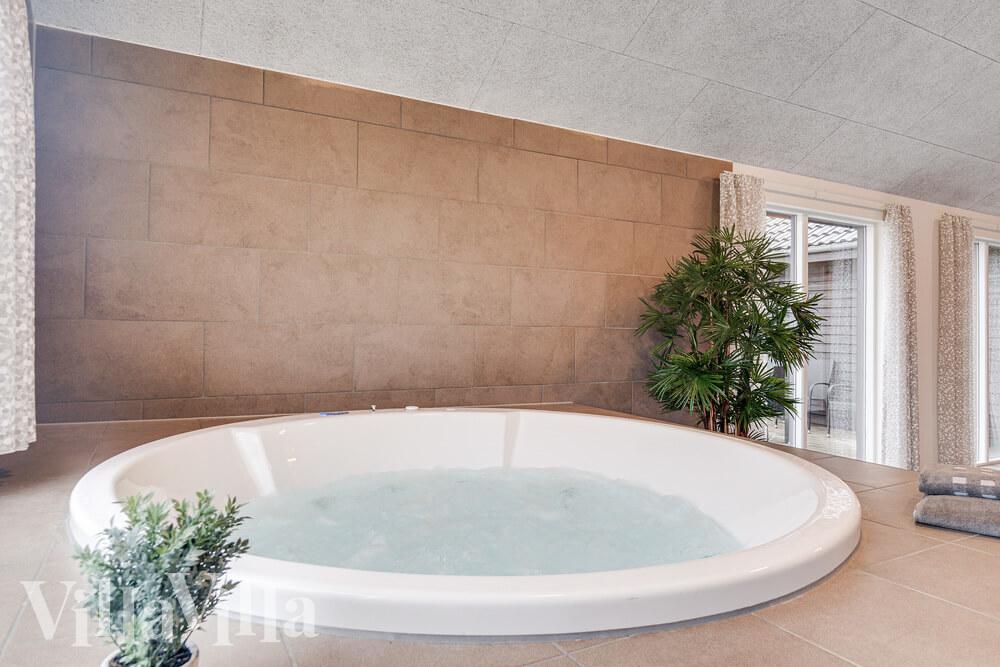 Nyt varmen i boblebadet i luksushus nr. 497 i Sydjylland