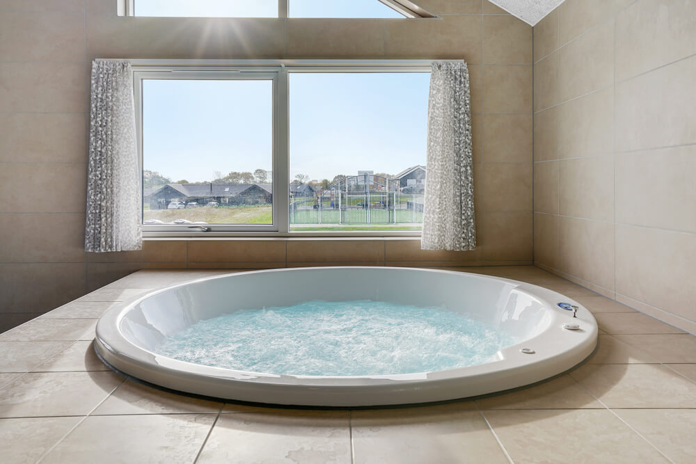 Nyt varmen i boblebadet i luksushus nr. 496 i Sydjylland