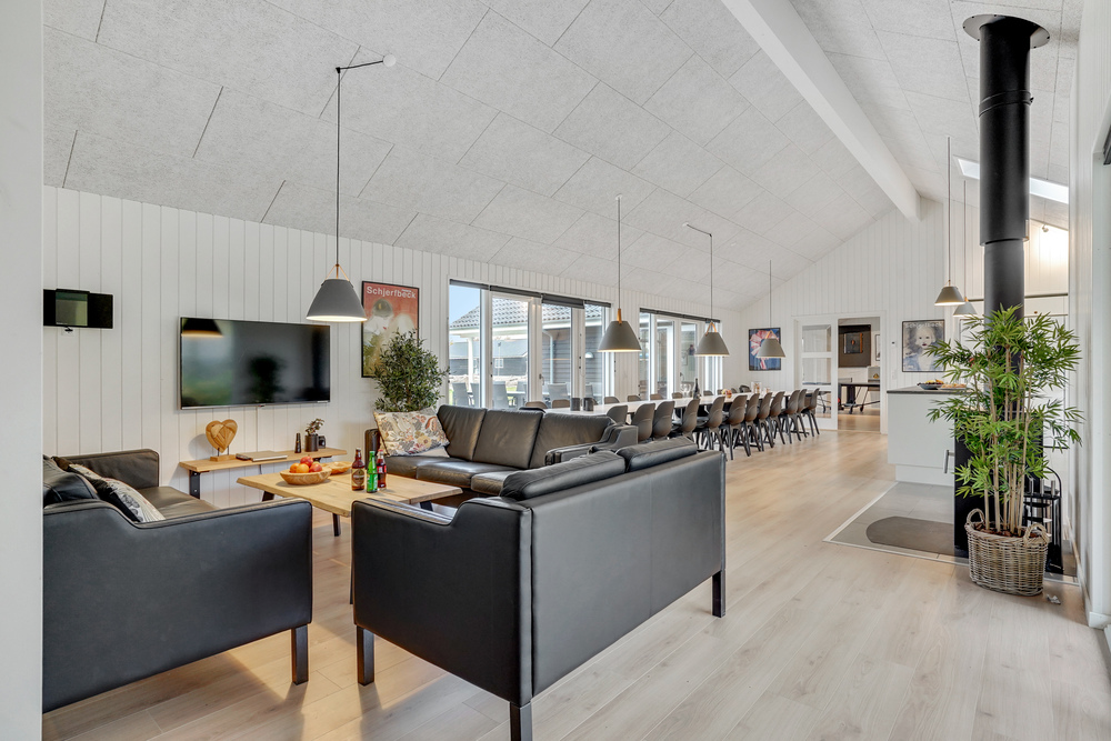 Sofaen i luksushus nr. 496 i Sydjylland er perfekt for å hygge seg med et brettspill eller se en film sammen.