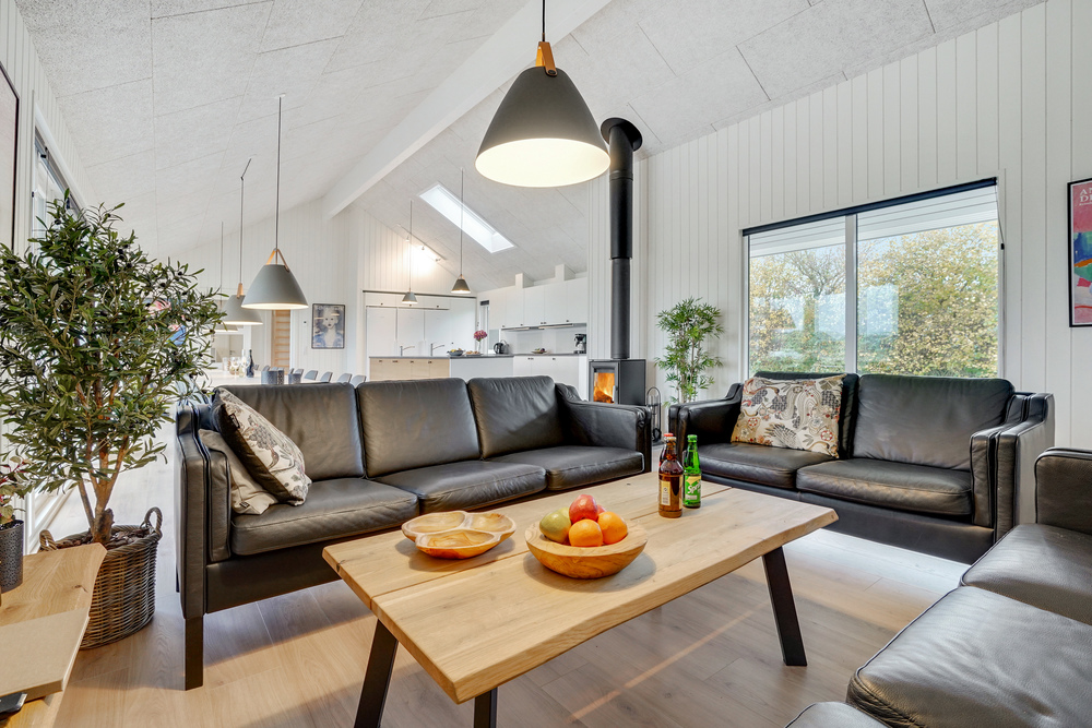 Det er god plass til hygge i feriehusets sofagruppe under oppholdet i luksushus nr. 496
