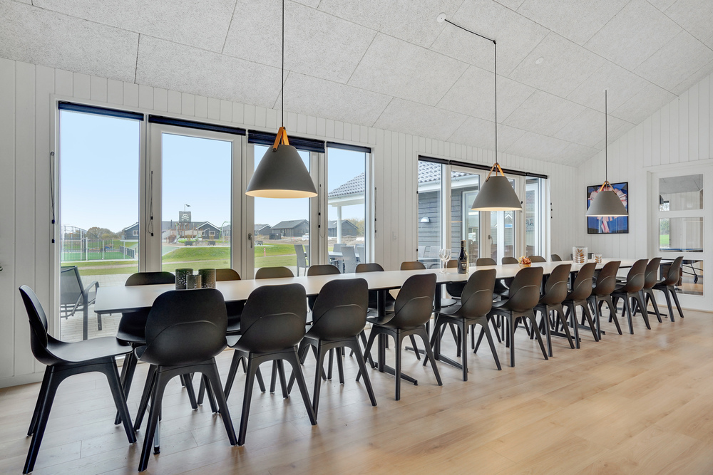 Det er plass til 26 personer i det store lyse oppholdsrommet i luksushus nr. 496.