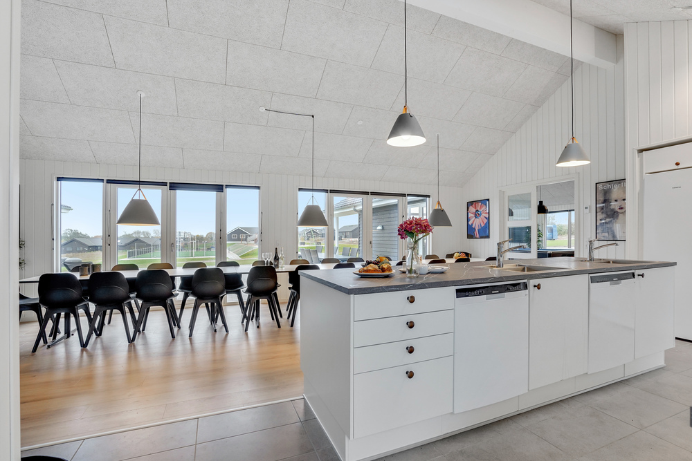 Kjøkkenet i luksushus nr. 496 i Sydjylland er godt innrettet.