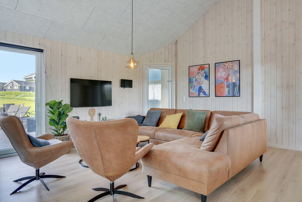 Sofaen i luksushus nr. 499 i Sydjylland er perfekt for å hygge seg med et brettspill eller se en film sammen.