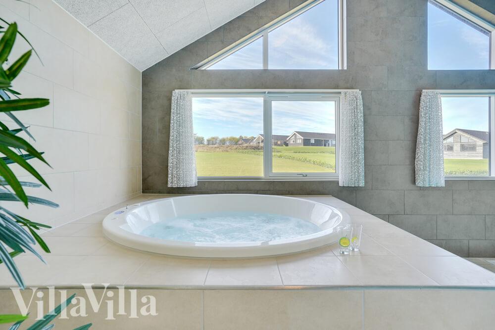 Nyt varmen i boblebadet i luksushus nr. 499 i Sydjylland
