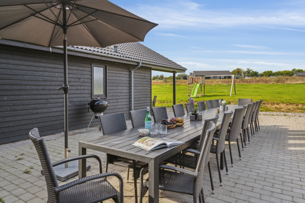Nyt en grillkveld på terrassen i luksushus nr. 499 i Sydjylland