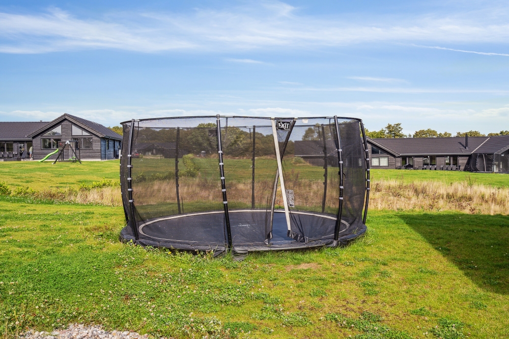 I det attraktive feriehuset nr. 499 i Sydjylland finnes det mengder av utendørsaktiviteter, som leketårn og huskestativ.