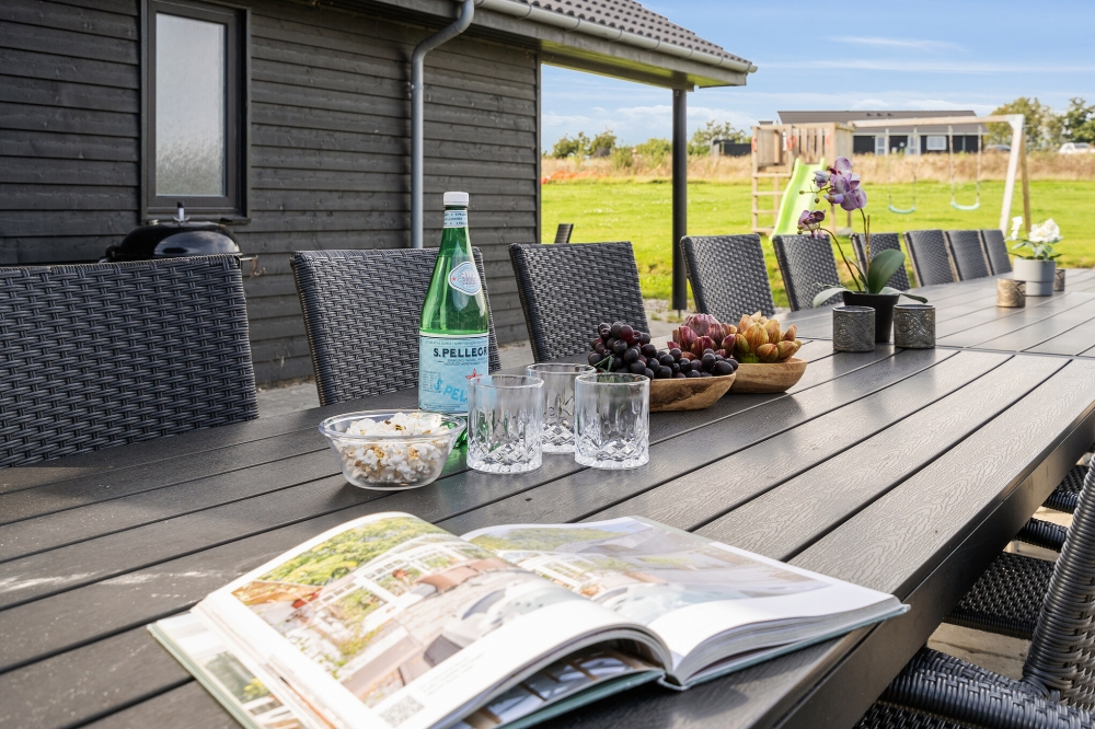 På terrassen i feriehus nr. 499 er det plass til 24 personer.