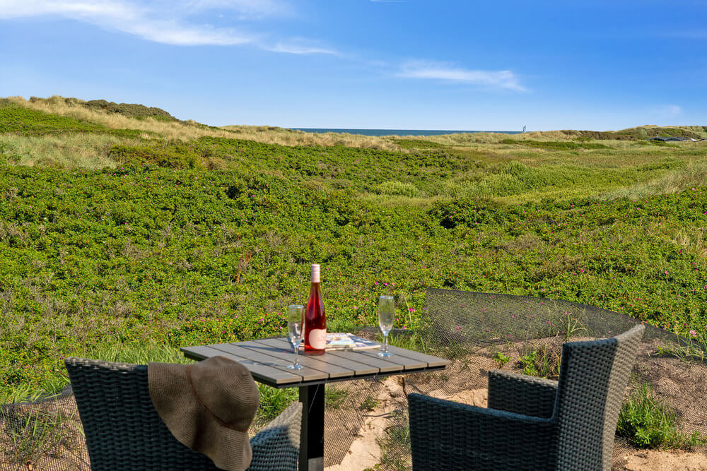 Nyt en grillkveld på terrassen i luksushus nr. 514 i Nordjylland