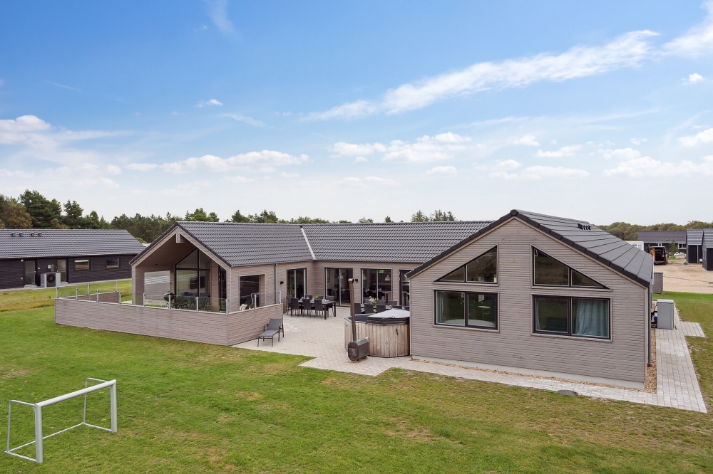 Dette lekre huset med svømmebasseng, nr. 516, med plass til 24 personer, ligger i Vestjylland
