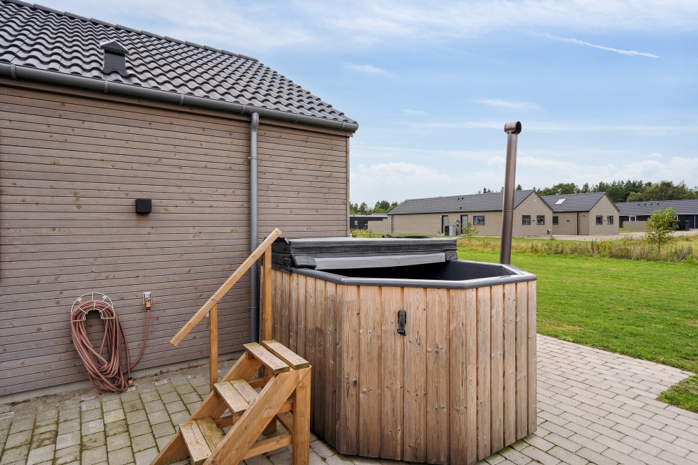 I det attraktive feriehuset nr. 516 i Vestjylland finnes det mengder av utendørsaktiviteter, som leketårn og huskestativ.