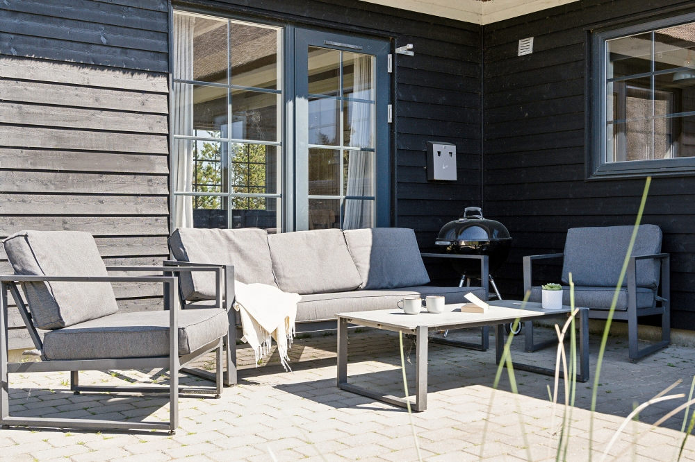 Nyt en grillkveld på terrassen i luksushus nr. 518 i Vestjylland