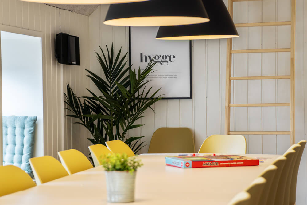 Oppholdsrom med plass til 28 i luksushus nr. 528.