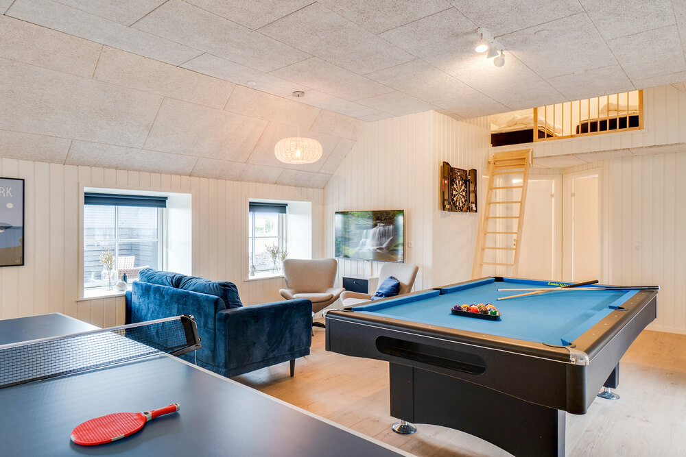 Konkurrer i feriehusets aktivitetsrom når dere besøker luksushus nr. 528 i Vestjylland.