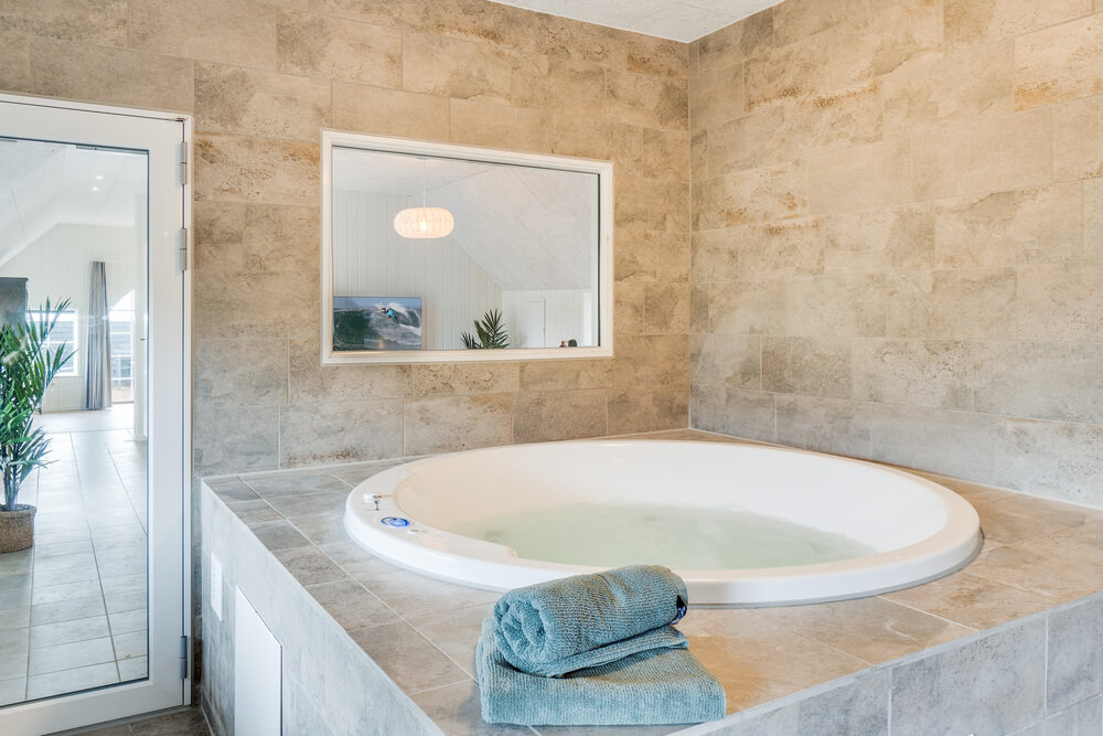 Nyt varmen i boblebadet i luksushus nr. 528 i Vestjylland