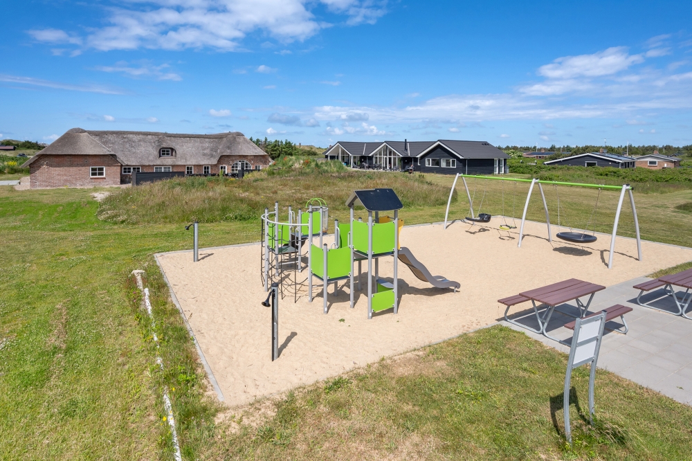 I det attraktive feriehuset nr. 528 i Vestjylland finnes det mengder av utendørsaktiviteter, som leketårn og huskestativ.