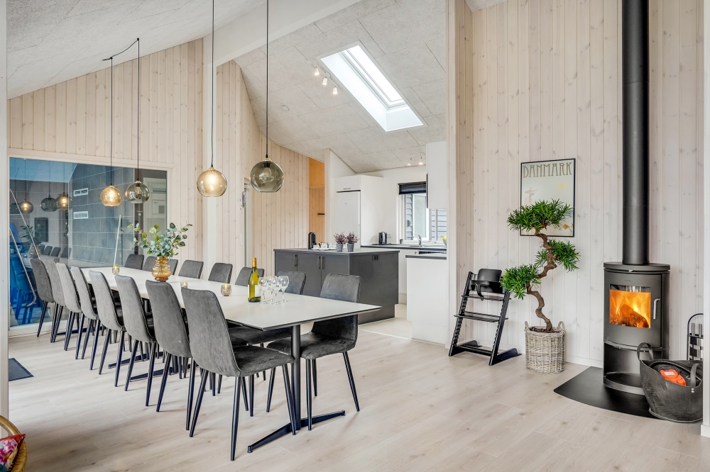 Det er plass til 16 personer i det store lyse oppholdsrommet i luksushus nr. 527.