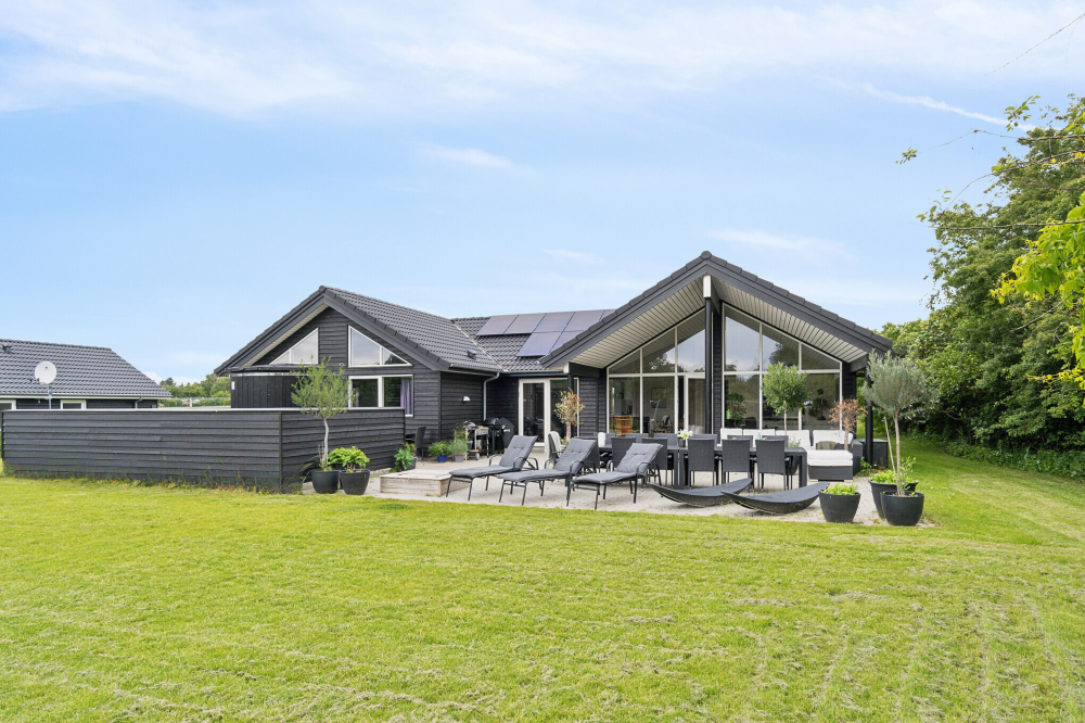 Nyt en grillkveld på terrassen i luksushus nr. 527 i Nordsjælland