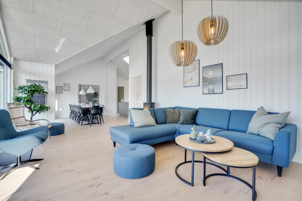 Sofaen i luksushus nr. 533 i Vestjylland er perfekt for å hygge seg med et brettspill eller se en film sammen.