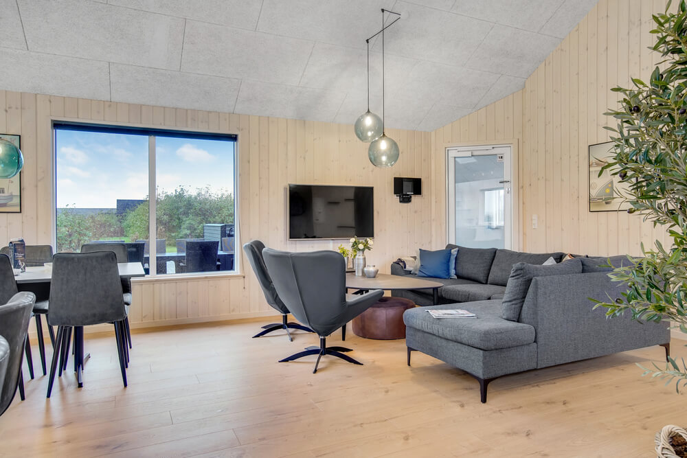 Sofaen i luksushus nr. 529 i Nordjylland er perfekt for å hygge seg med et brettspill eller se en film sammen.